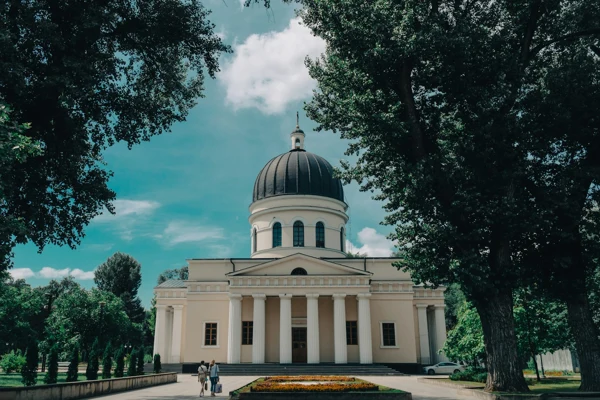 Как украинцу переехать в Молдову: временная защита, документы и приём в городах
