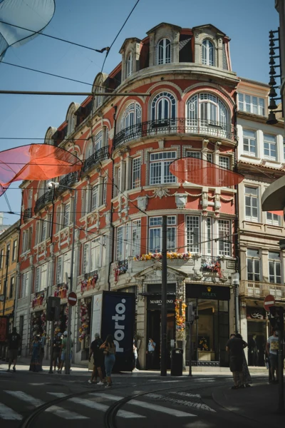 Улица Santa Catarina в Порту. Фото Miguel Almeida, Unsplash